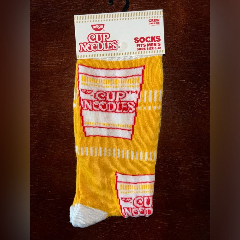 NISSIN CUP NOODLES NOVELTY CREW SOCKS NWT MEN’S SHOE SIZE 6-12 - Picture 1 of 2